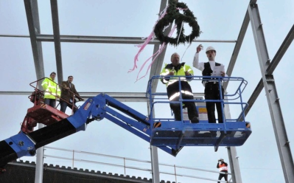 Richtkranz auf dem Gebäude des Umspannwerkes