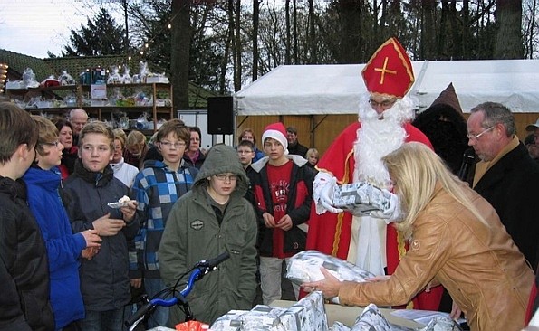 Der Nikolaus auf dem Heeder Weihnachtsmarkt