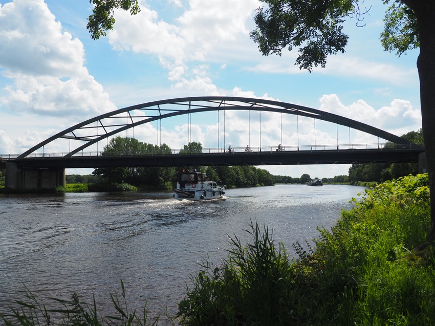 Bruecke Schiff Radfahrer 850