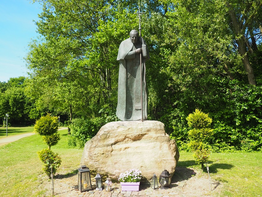 Johannes Paul II Statue 850