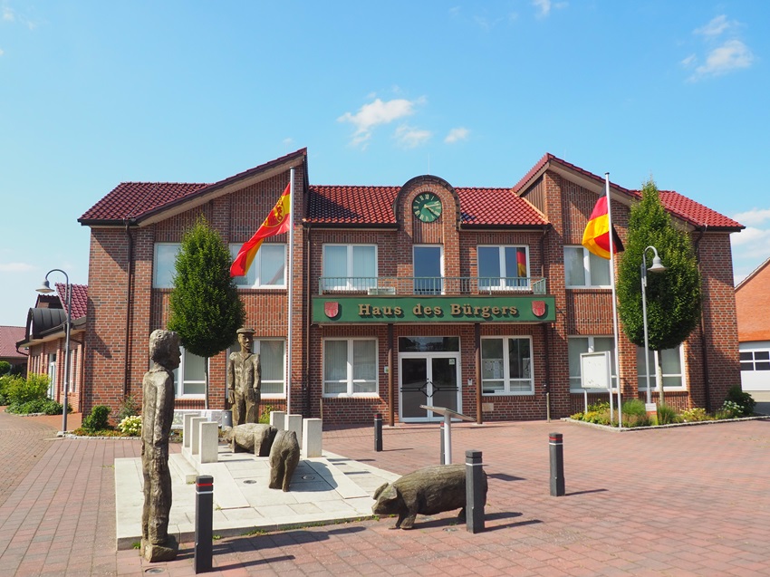 Haus des Buergers mit Fahnen 850